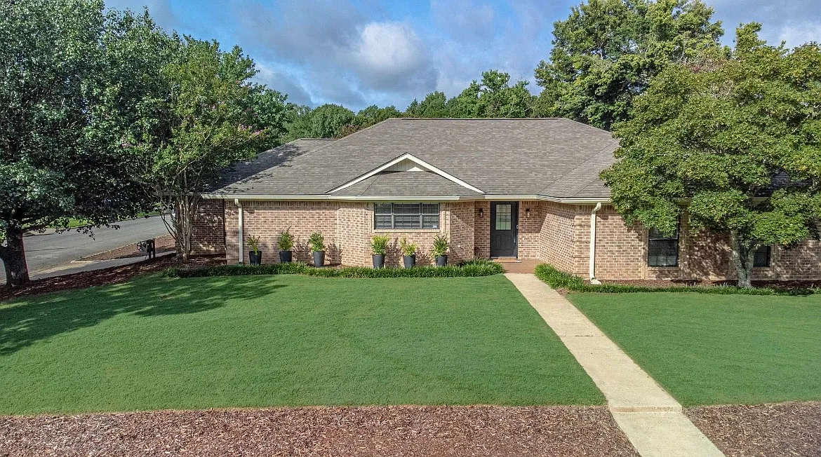 3 bed, 2.5 bath, 2199 sqft, $2,250 — Photo 1
