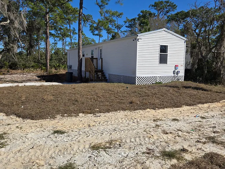 300 E Maxanna Blvd — Photo 2