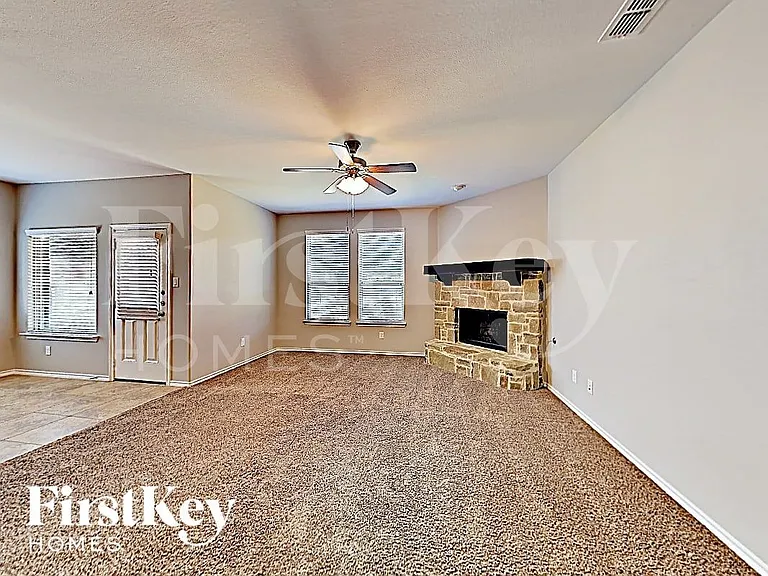 1724 Henderson Dr — Photo 2