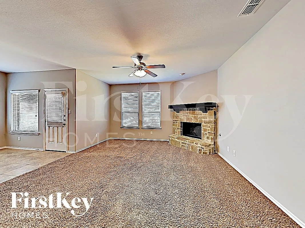 Building Photo - 1724 Henderson Dr
