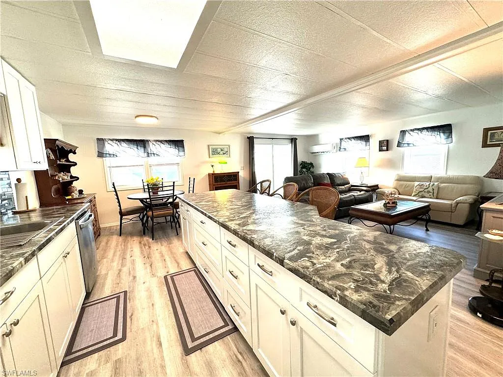 2 bed, 2.0 bath, 1008 sqft, $5,000 — Photo 4