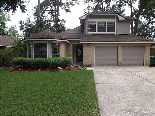 5123 Village Springs - located in the heart of Kingwood! Beautiful curb appeal!