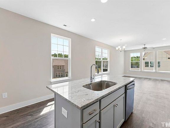 3rd image of 910 Hillman Ln