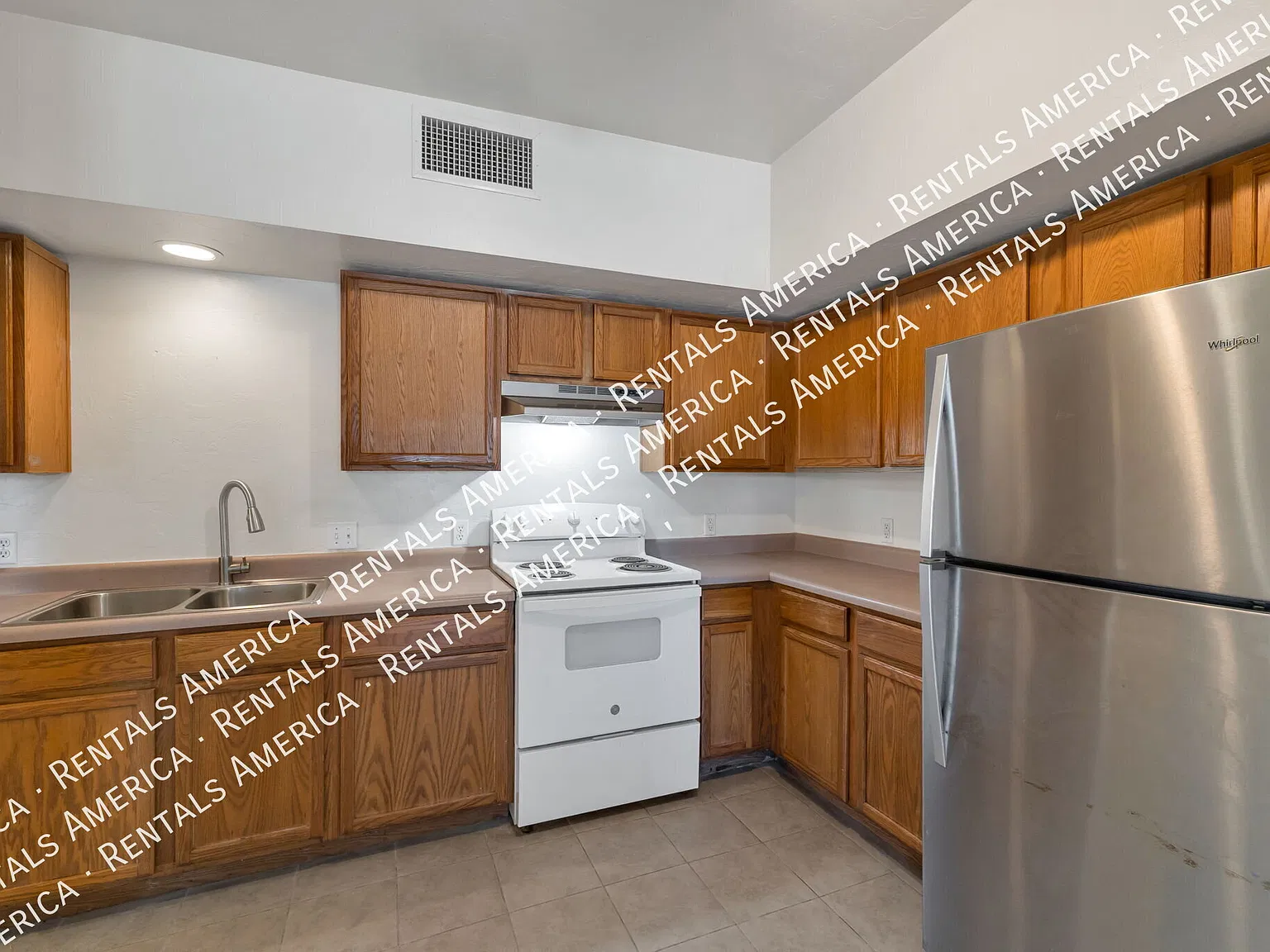 Bright and Spacious 3 Bedroom, 2 Bath Duplex — Photo 4