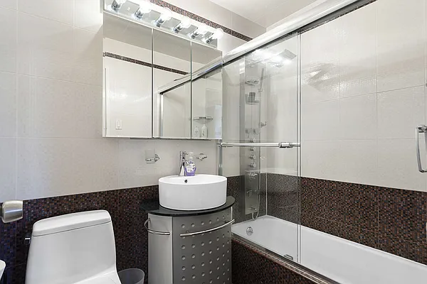 Sold by Thomas Lipovetsky, LREB | media 65