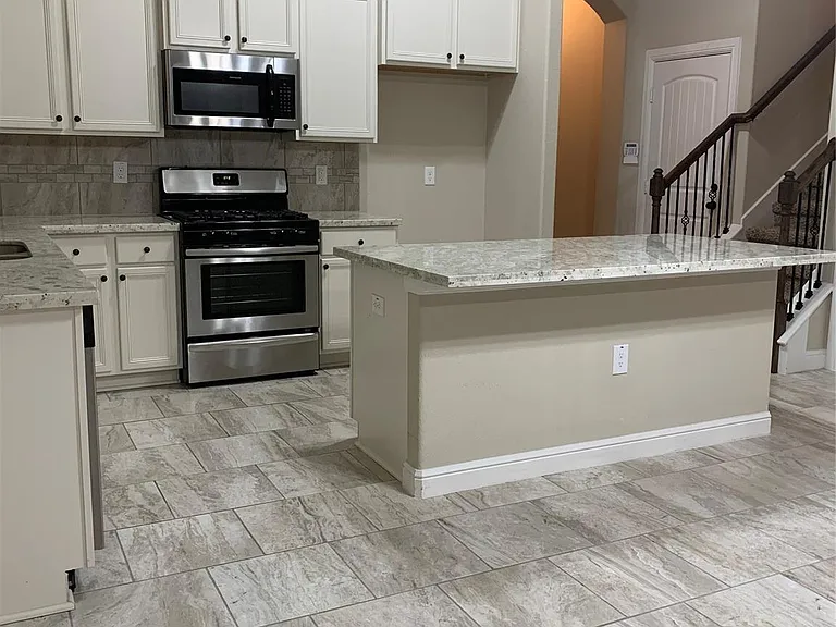 10023 Thicket Park Ln — Photo 5