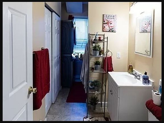 Bathroom: Kitchen: Pictures from 3rd floor. 2nd floor has same layout