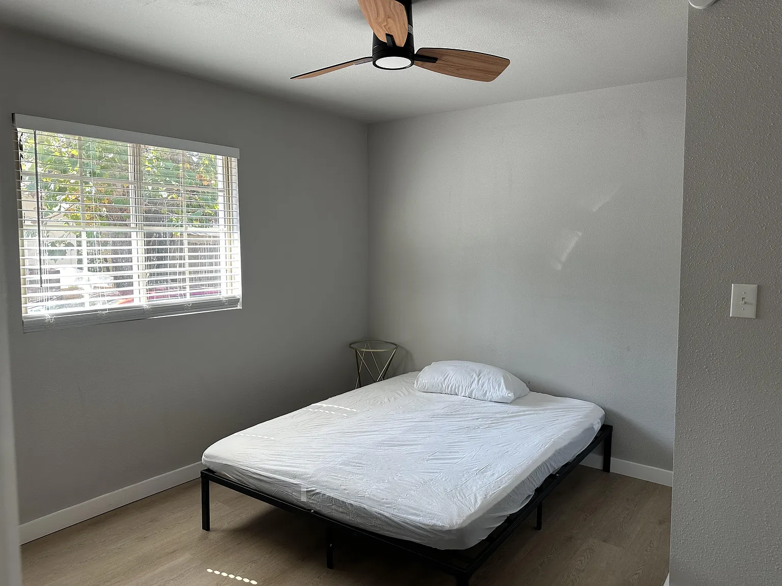 2 bed, 1.0 bath, 640 sqft, $854 — Photo 1