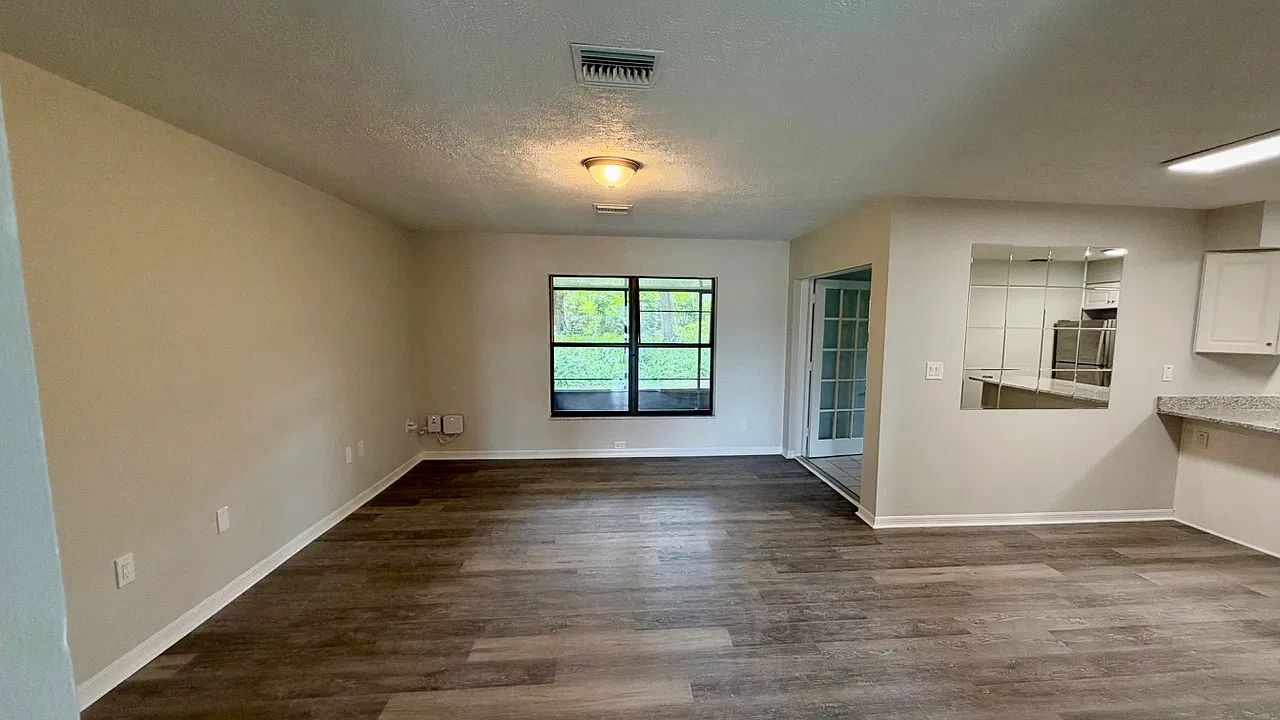 4 bed, 1300 sqft, $2,400 — Photo 4