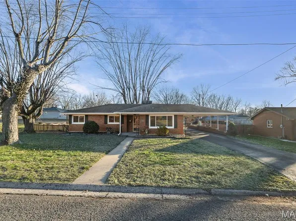 2 Fieldcrest Dr, Collinsville, IL 62234