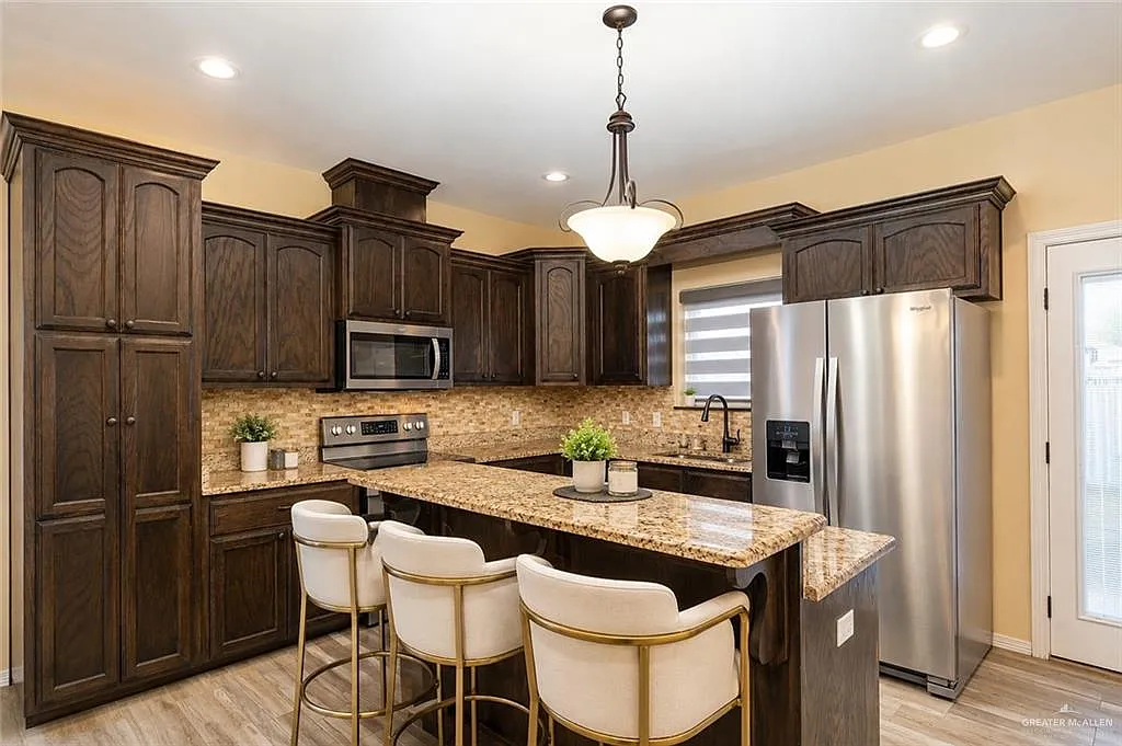 4 bed, 2.0 bath, 1720 sqft, $2,350 — Photo 4