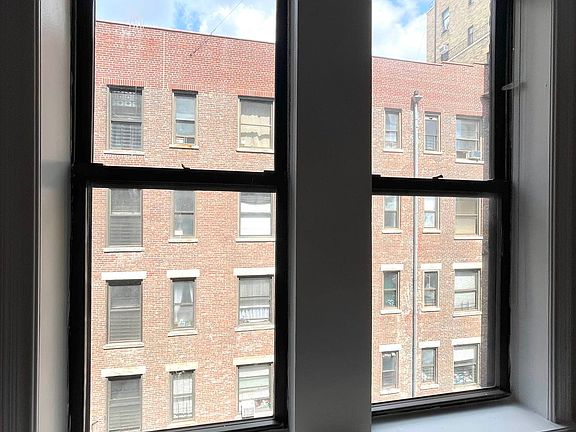 4th image of 2350 Broadway #1133