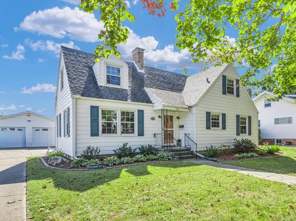 520 W White St, Clinton, IL 61727