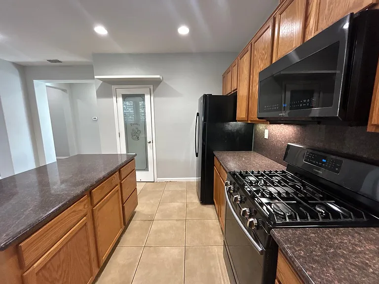 212 Riverbend Ln — Photo 12