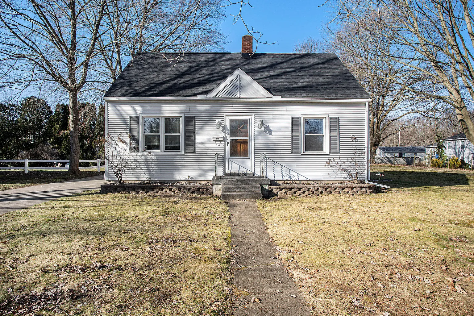 913 Sheridan Ct photo 1