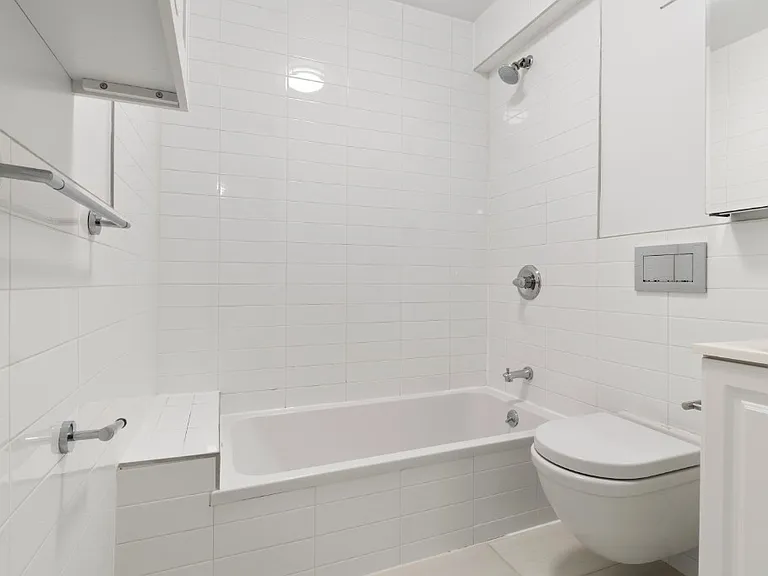220 E 22nd St #6S — Photo 4