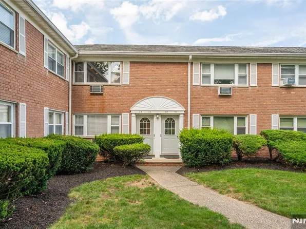 24 Manchester Ct #62, Wayne, NJ 07470