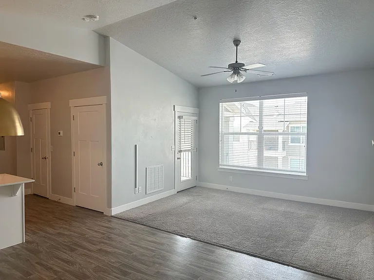 107 W Seasons Dr — Photo 5