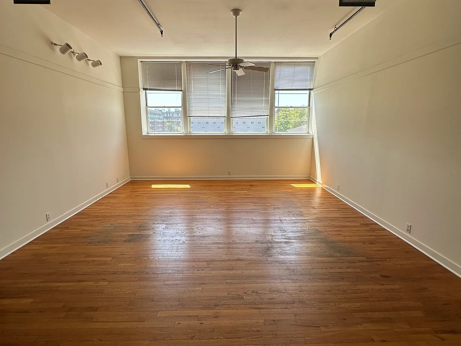 2 bed, 1000 sqft, $3,925 — Photo 3