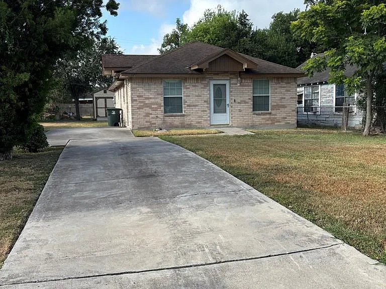 1101 W Jefferson Ave — Photo 2