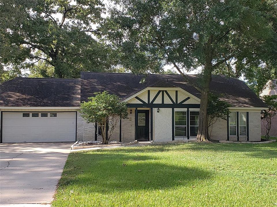 NEVER FLOODED! Beautiful One-Story Home (4/2/2) on Golf Course Lot.