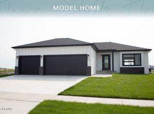 405 Wren Dr, Grand Forks, ND 58201