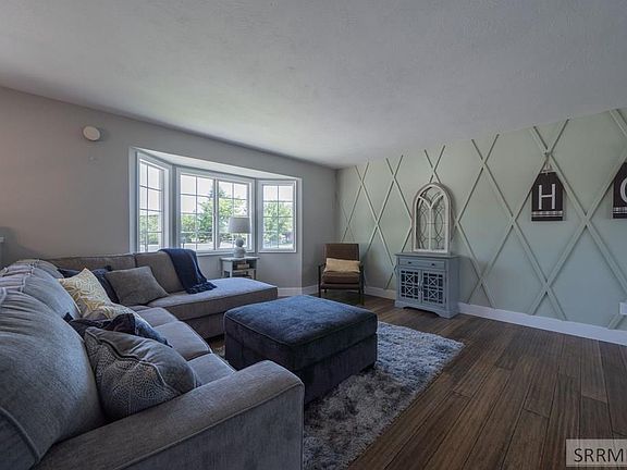 2nd image of 2375 Louise Ln