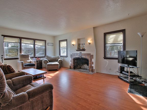 4th image of 551 E Saint James St
