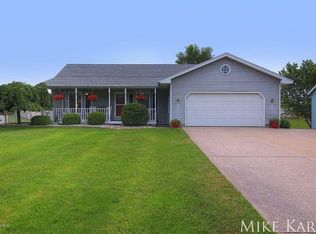 2067 Oak Hollow Dr, Jenison, MI 49428