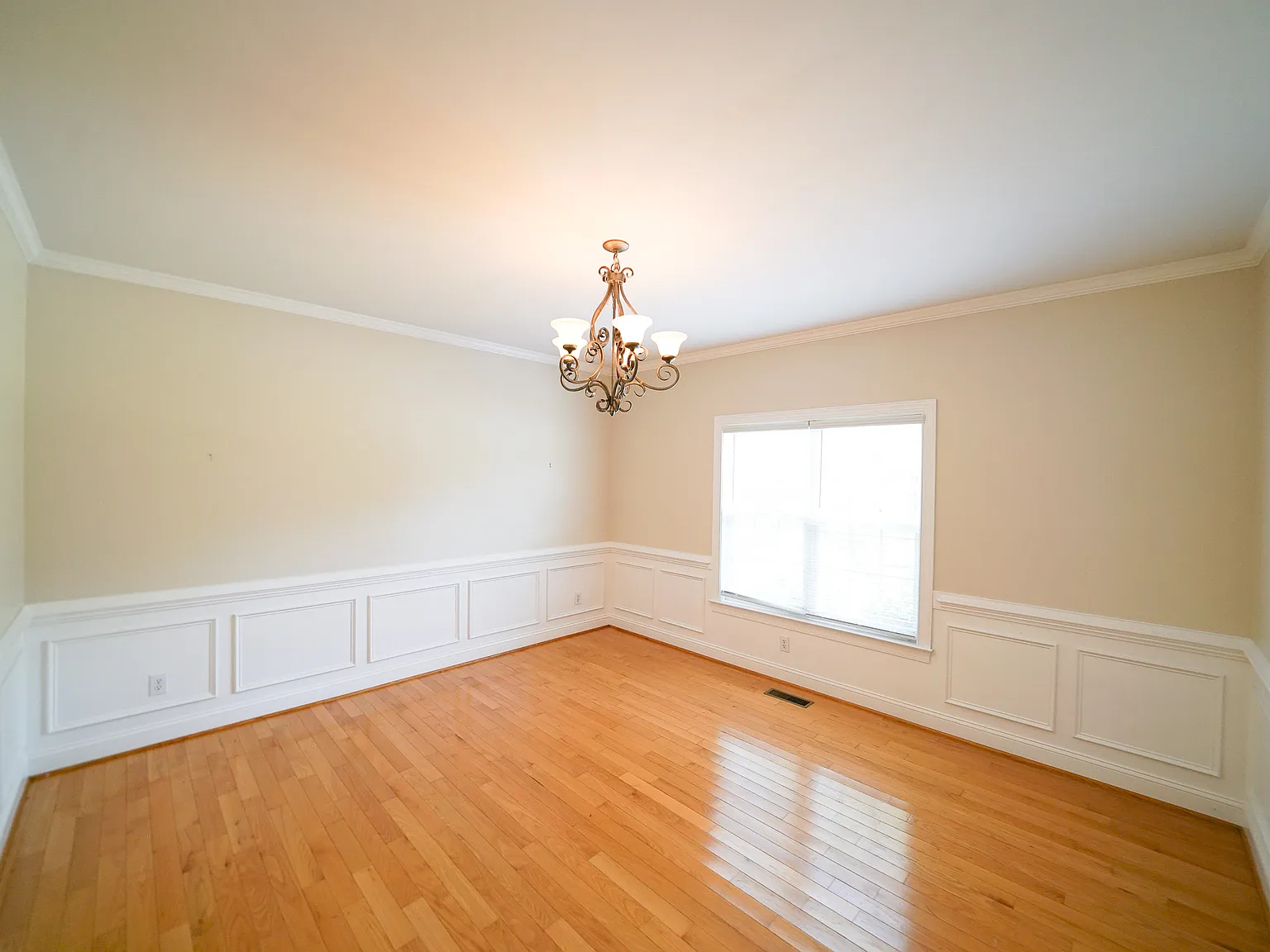 4 bed, 2780 sqft, $2,390 — Photo 4