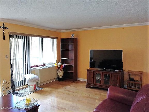 5th image of 75 Essex Dr APT 1E