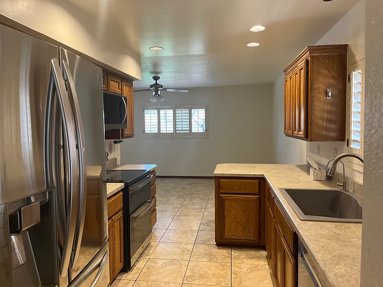 520 W Port Royale Ln — Photo 3