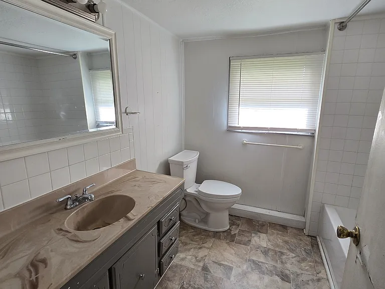 252 E Center St — Photo 8