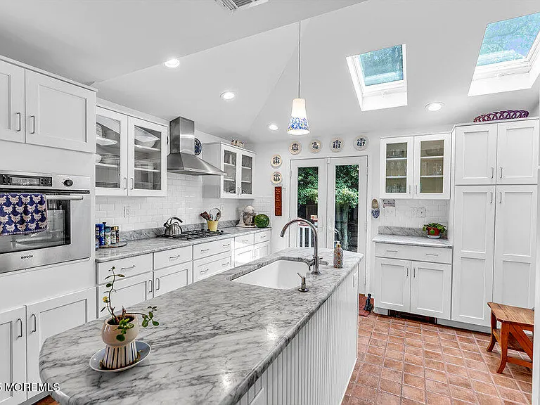 600 Saint Clair Ave — Photo 12