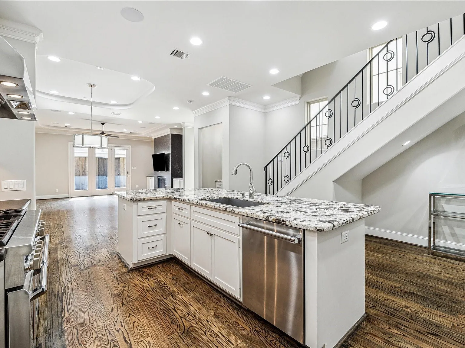 4 bed, 5.0 bath, 3615 sqft, $6,700 — Photo 4