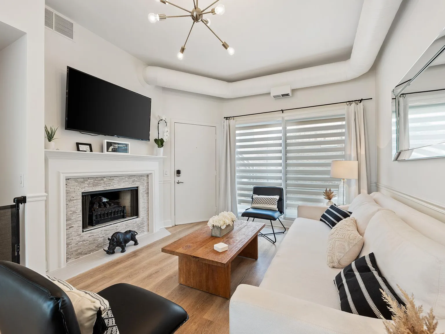 1140 W Newport Ave — Photo 2