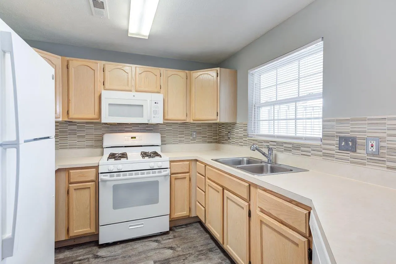 Lake Pointe Apartment Homes — Photo 2