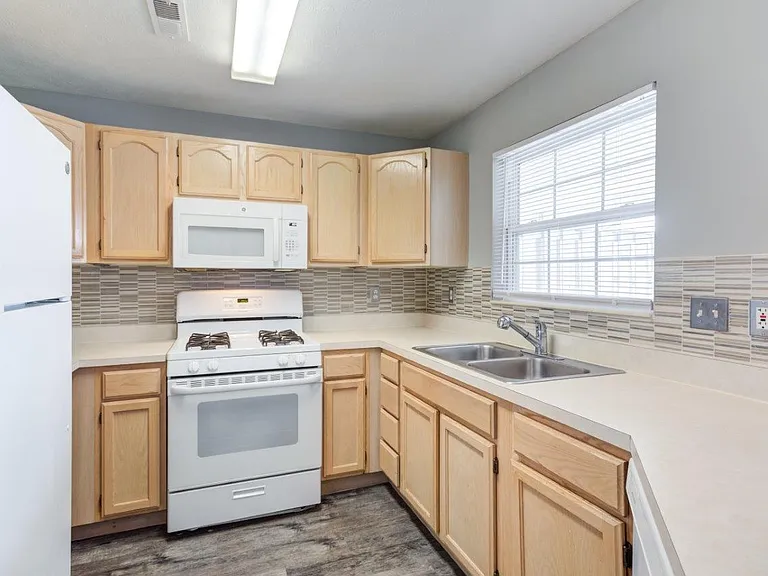 Lake Pointe Apartment Homes — Photo 2