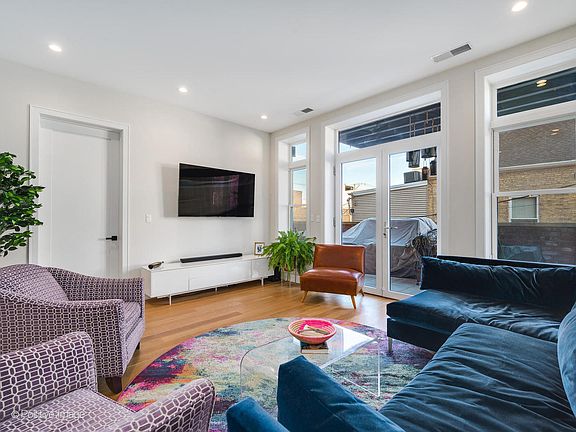 3rd image of 1938 W Augusta Blvd APT 203