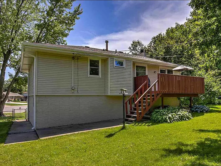 1901 Manor Ct — Photo 23