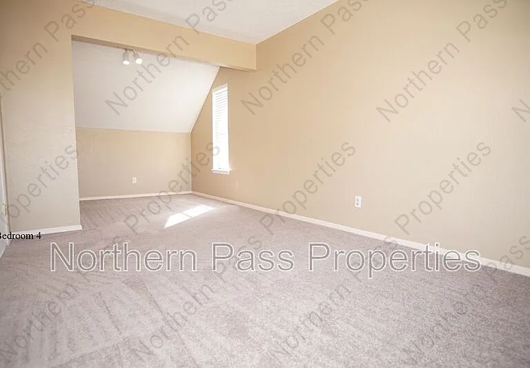 637 Woodcrest Ln — Photo 18