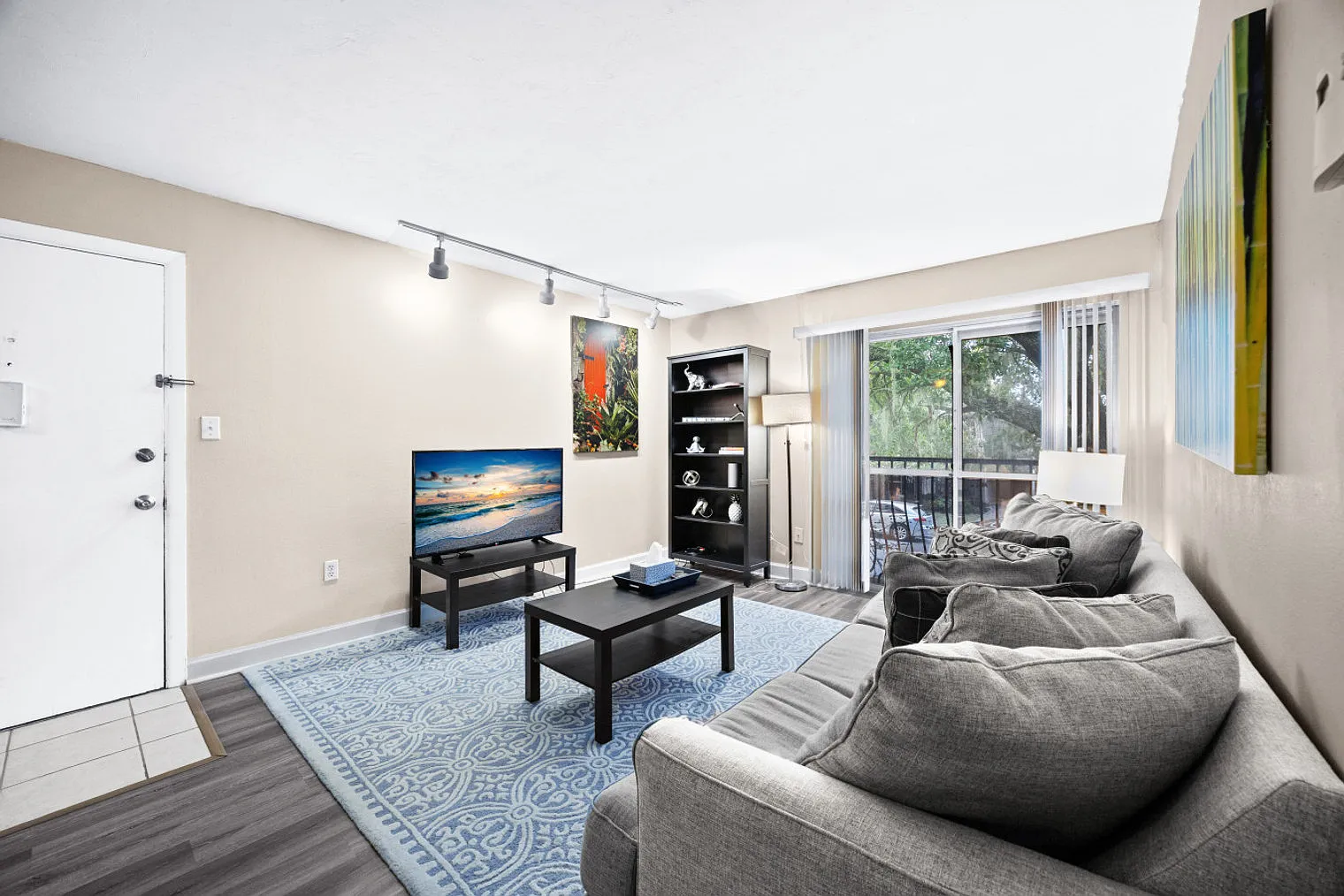 1 bed, 1.0 bath, 538 sqft, $3,308 — Photo 2