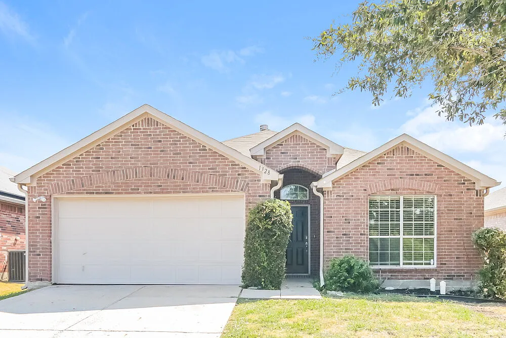 3 bed, 2.0 bath, 1831 sqft, $2,055 — Photo 1