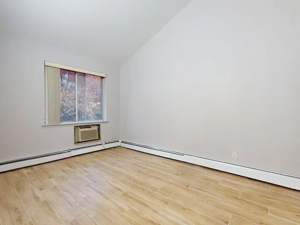 76-16 Grand Cent Parkway image 11 of 21