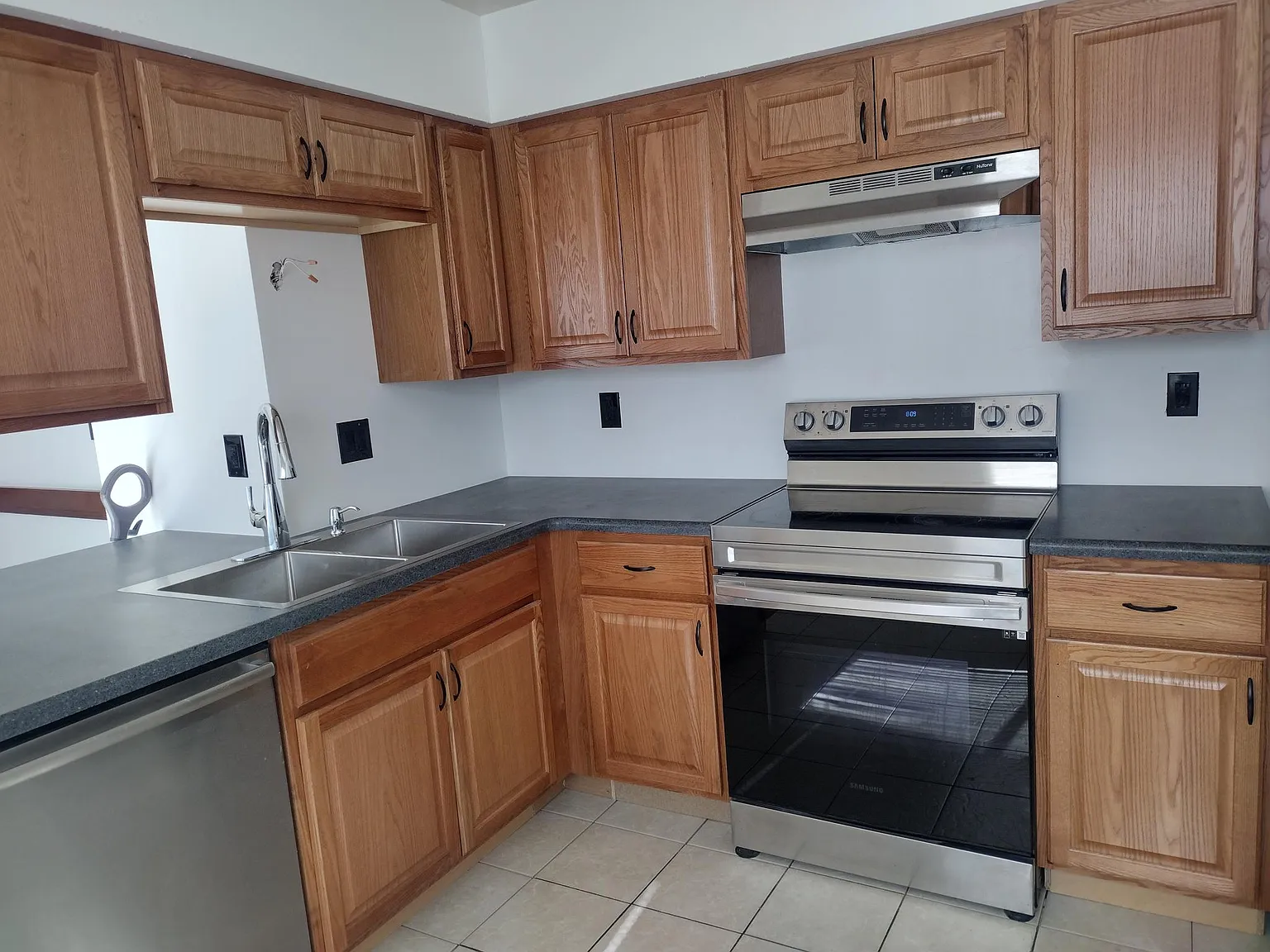 3 bed, 1.5 bath, 1400 sqft, $2,500 — Photo 4