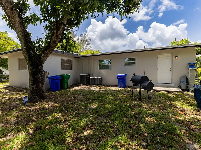 2921 NW 11th St W #WEST — Photo 2