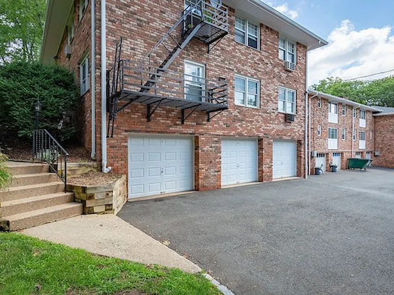 14 Walden Pl — Photo 3