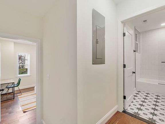 3rd image of 320 E Lanvale St #2
