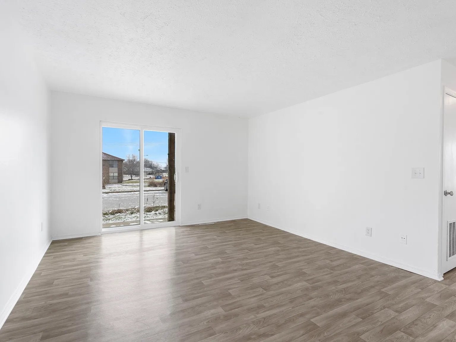 2 bed, 1000 sqft, $833 — Photo 4