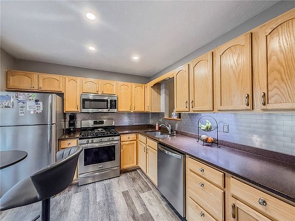 3rd image of 87 Springmeadow Ct